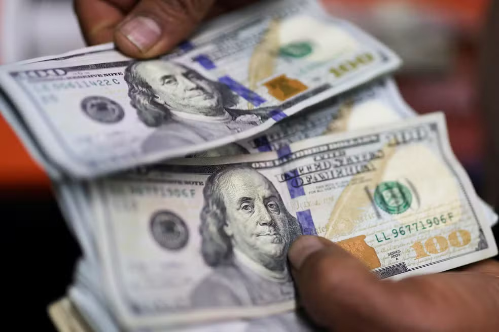 Dólar opera em alta com foco em pesquisas e balanços; Ibovespa recua